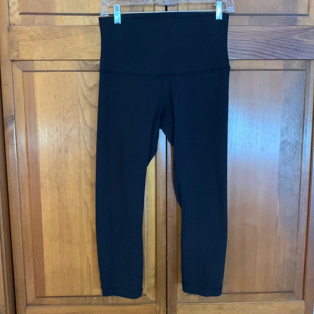 Black lulu lemon legging! Size 8. Very comfortable! Calf length